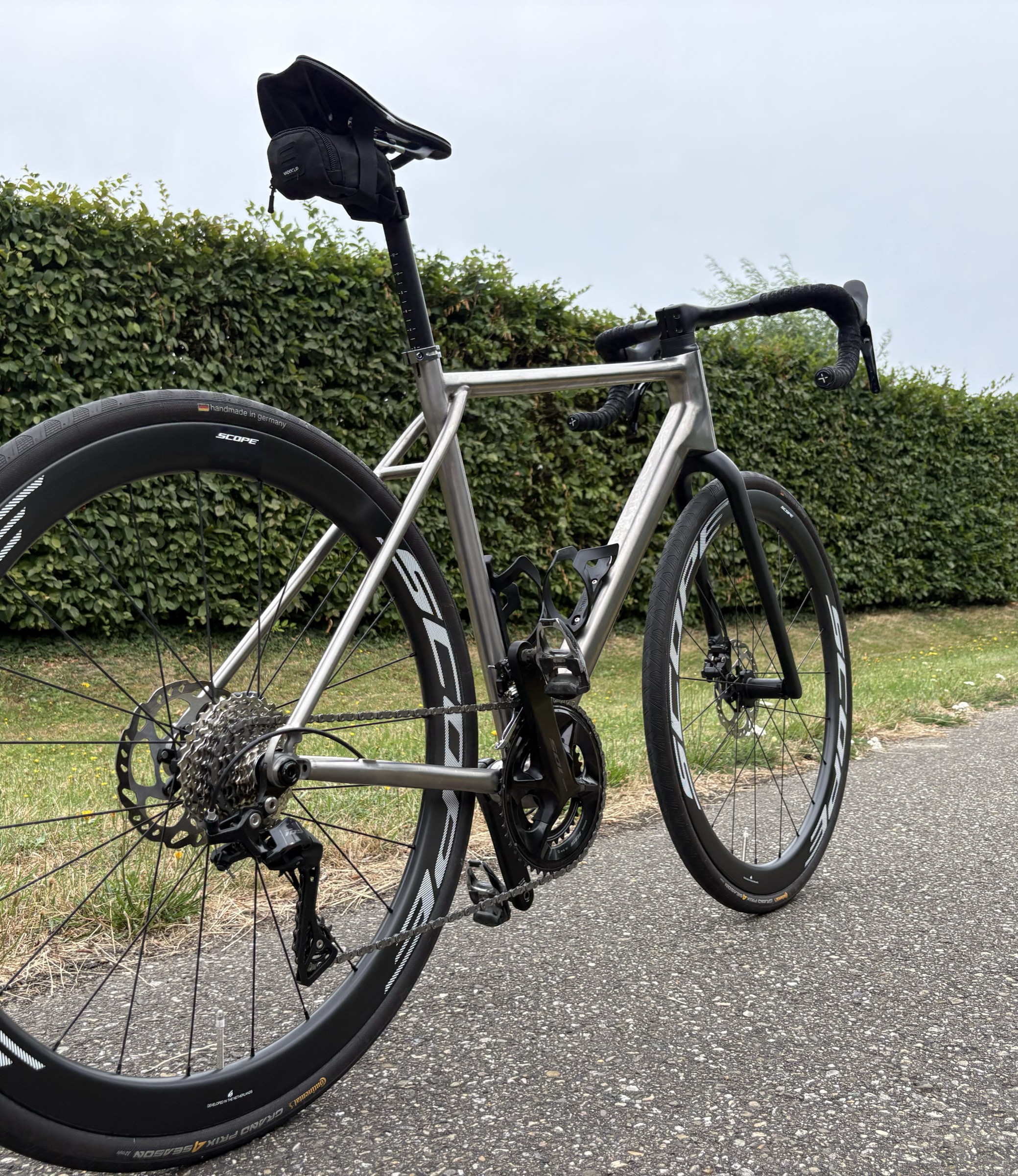 De fiets, volledig zijaanzicht in het landschap