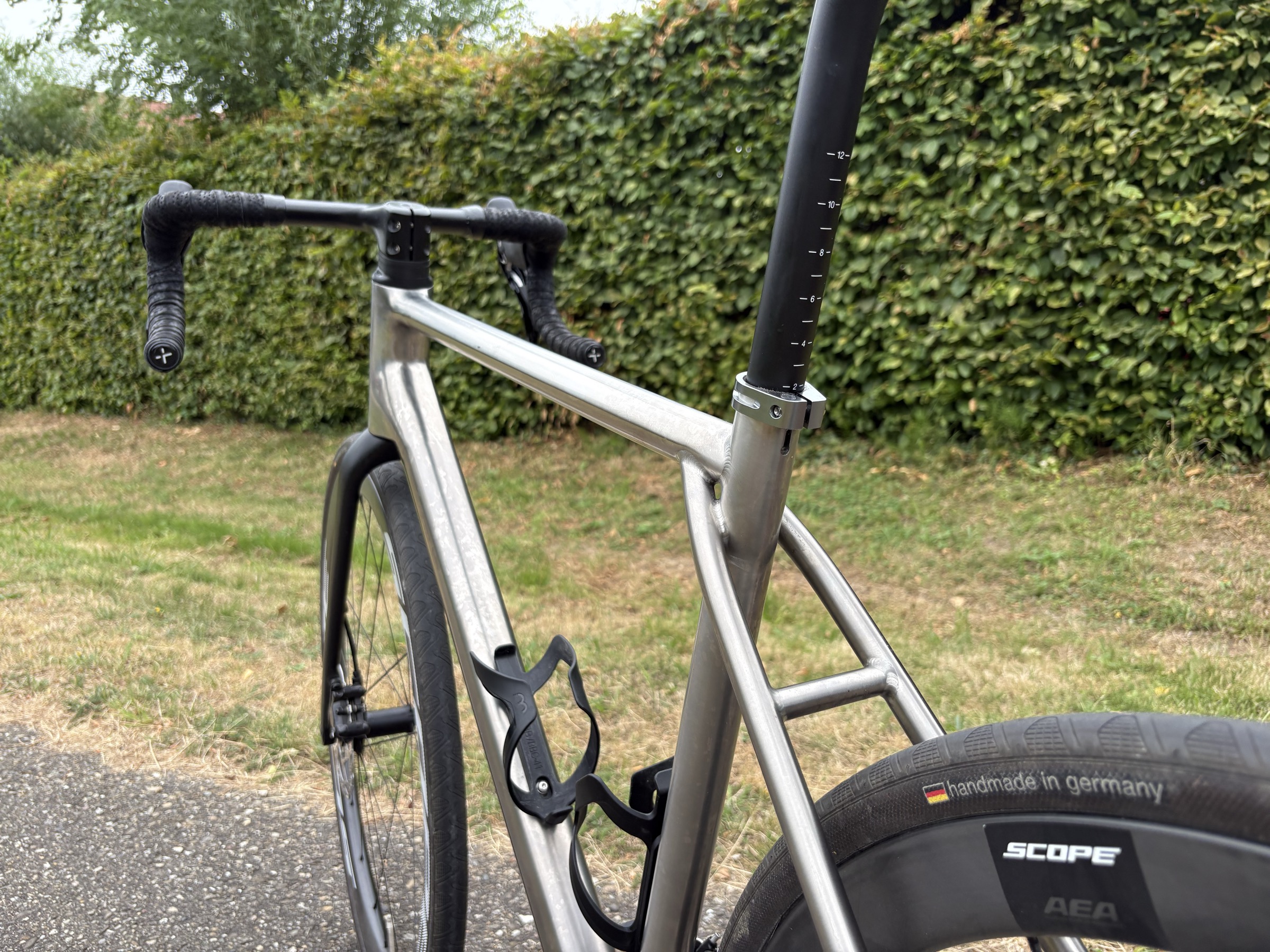 Macro van een lasnaad op het titanium frame